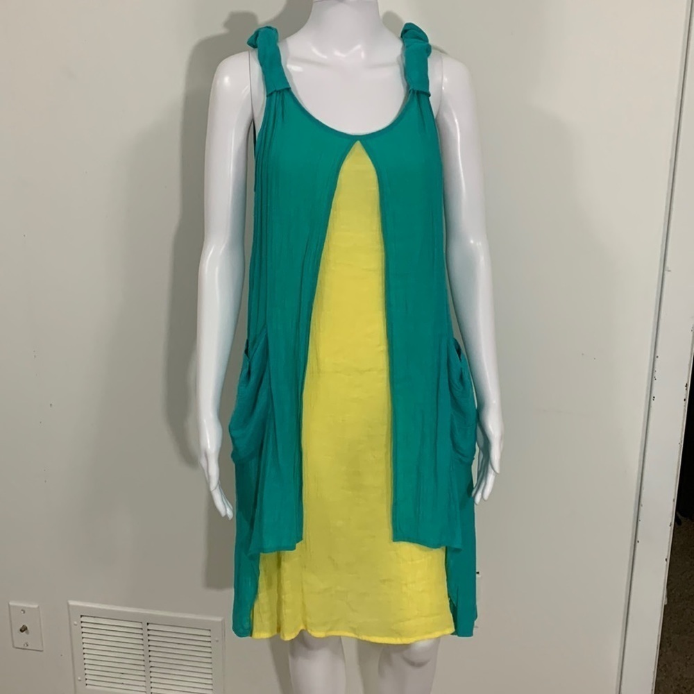 Gauze material layered dress with pockets Size 3 no brand see measurements